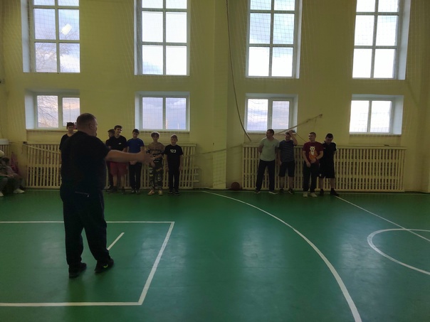 Дружеская встреча между родителями и учащимися по баскетболу.